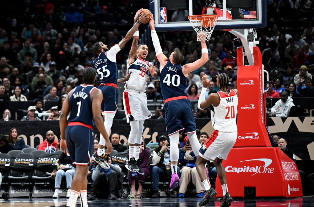 球迷们拭目 球迷们拭目